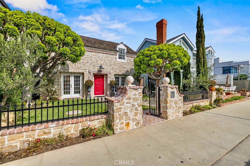 https://media.crmls.org/medias/4da05dcc-d83b-4a26-81b7-948ce930739f.jpg?preset=X-Large