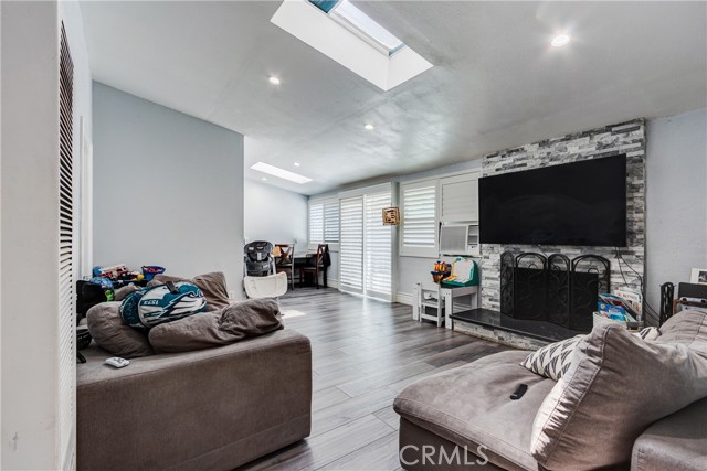 Detail Gallery Image 3 of 18 For 275 Celia, Pomona,  CA 91768 - 4 Beds | 2 Baths