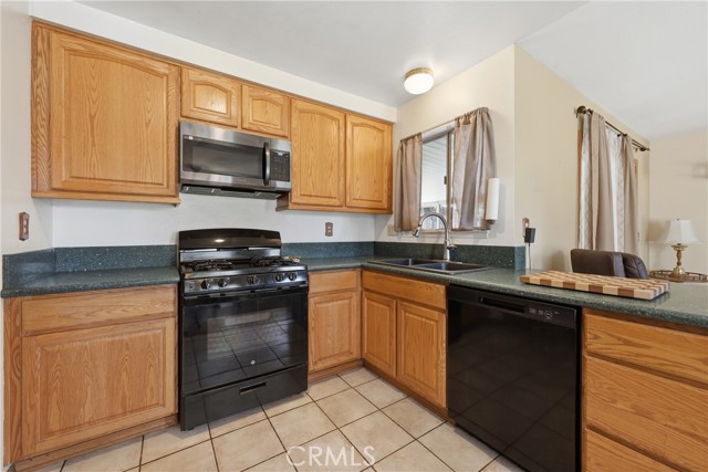 Detail Gallery Image 12 of 42 For 100 Amber Ct, Redlands,  CA 92374 - 3 Beds | 2 Baths