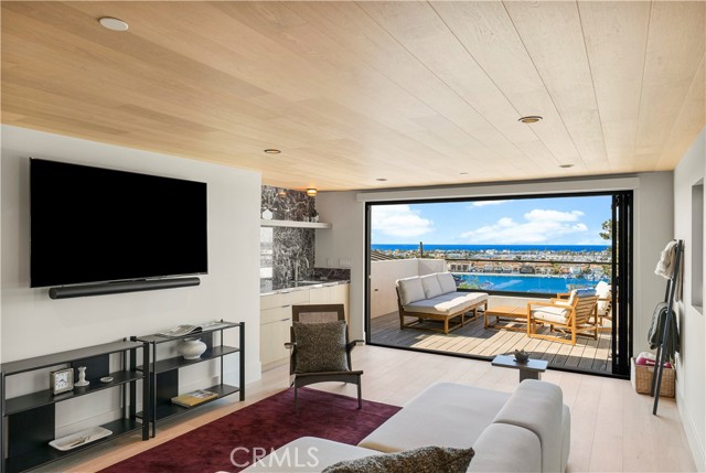 Detail Gallery Image 7 of 40 For 2212 Cliff Dr, Newport Beach,  CA 92663 - 5 Beds | 5/1 Baths