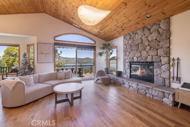 Detail Gallery Image 4 of 43 For 40618 Sunburst Cir, Big Bear Lake,  CA 92315 - 4 Beds | 3 Baths