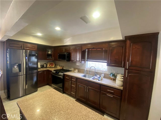 Detail Gallery Image 4 of 25 For 185 E 214th St, Carson,  CA 90745 - 3 Beds | 2 Baths