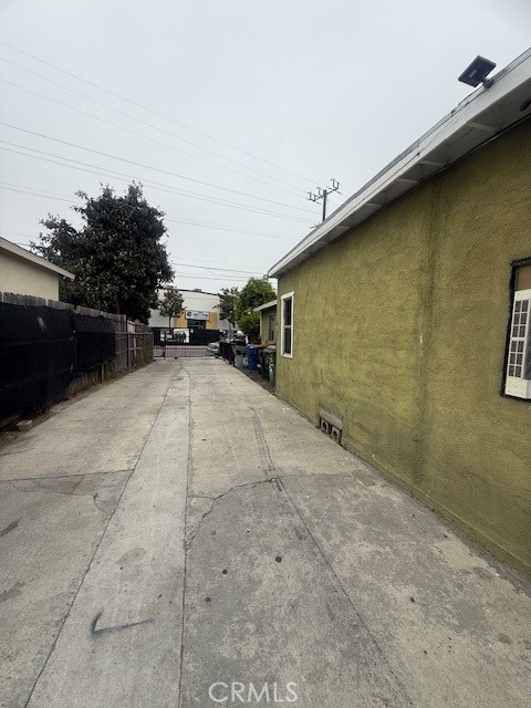 815 E 111th Place, Los Angeles CA: https://media.crmls.org/medias/4dac19a3-62fa-4c70-80bd-a2c52b27a83c.jpg