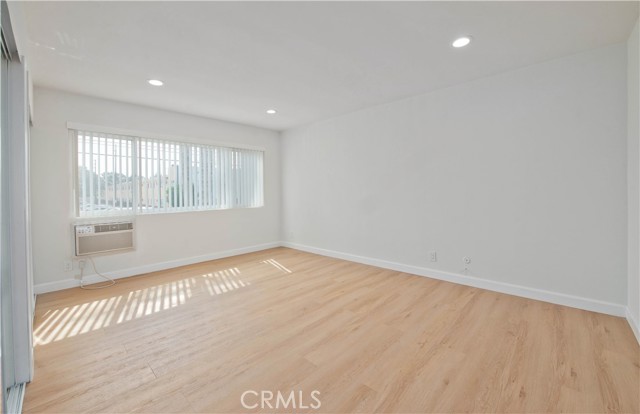 6335 Whitsett Avenue, Valley Glen CA: https://media.crmls.org/medias/4db23a47-a2da-4b79-ad4a-09c8f9805671.jpg