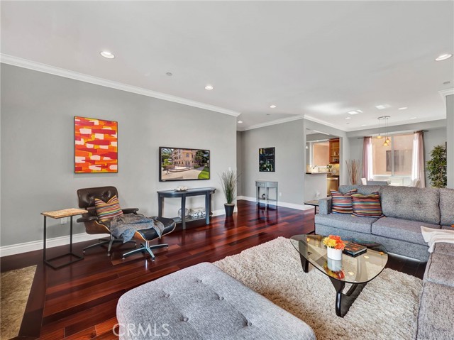 Detail Gallery Image 6 of 21 For 11280 La Maida #401,  North Hollywood,  CA 91601 - 3 Beds | 2/1 Baths