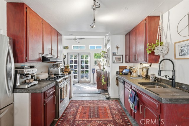 Detail Gallery Image 4 of 26 For 2304 Voorhees Ave, Redondo Beach,  CA 90278 - – Beds | – Baths