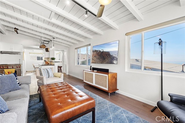 200 Moonstone Street, Manhattan Beach CA: https://media.crmls.org/medias/4db84883-9e0d-4453-a7e1-4bfb52df6a34.jpg