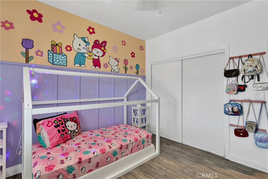 https://media.crmls.org/medias/4db8bdfd-b854-405a-be0d-defb1676ee62.jpg?preset=X-Large