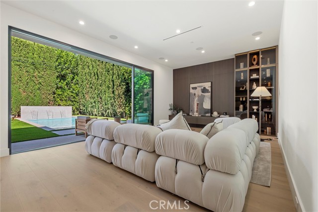 Detail Gallery Image 10 of 39 For 4625 Vesper Ave, Sherman Oaks,  CA 91403 - 5 Beds | 5/2 Baths