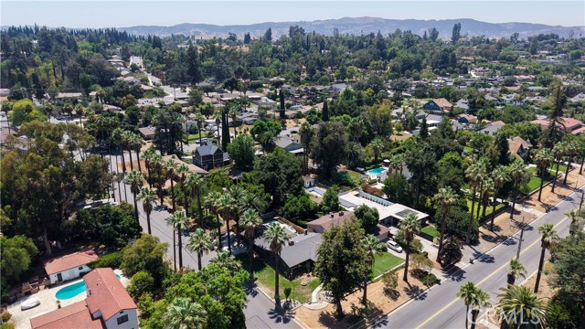 1105 W Highland Avenue, Redlands CA: https://media.crmls.org/medias/4dbd5177-d0b6-4e3b-9ecc-6a511f69e233.jpg