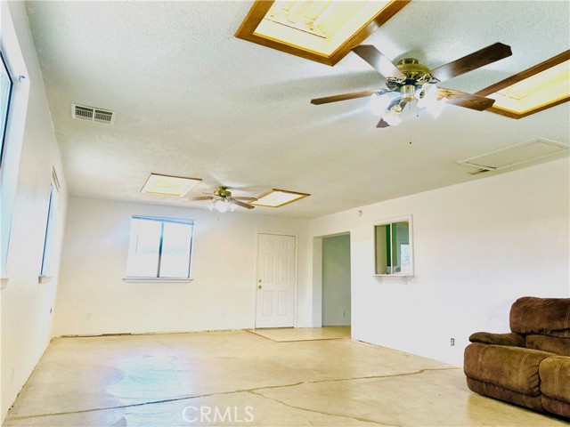 10907 BARTLETT, Adelanto CA: https://media.crmls.org/medias/4dbe1b3d-a483-4bf8-b3b4-e14ea2382a03.jpg