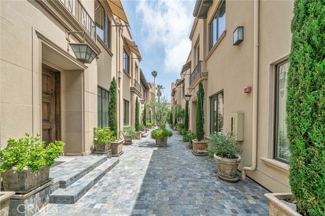 823 S Bundy Drive, Los Angeles CA: https://media.crmls.org/medias/4dbf784e-7f6f-44a3-ad75-22719a55d36f.jpg