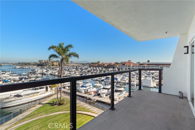 Detail Gallery Image 3 of 35 For 2872 Coast Cir #303,  Huntington Beach,  CA 92649 - 2 Beds | 2 Baths