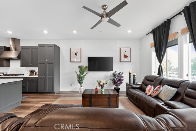 Detail Gallery Image 4 of 33 For 27508 Feathery Cassia, Valencia,  CA 91381 - 3 Beds | 2/1 Baths