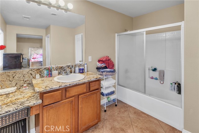 Detail Gallery Image 15 of 22 For 9544 Tanzanite Ave, Hesperia,  CA 92344 - 5 Beds | 2/1 Baths