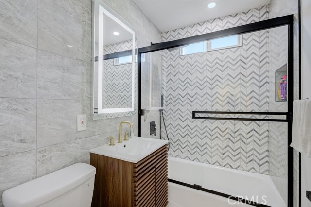 Detail Gallery Image 38 of 72 For 8161 Encino Ave, Northridge,  CA 91325 - 4 Beds | 3 Baths