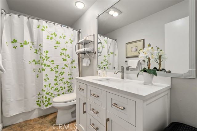 tub/shower and large space in this main floor bathroom!