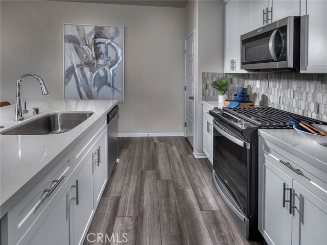 Detail Gallery Image 4 of 20 For 2147 Bergamot St, Redlands,  CA 92374 - 3 Beds | 2/1 Baths