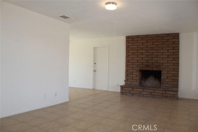 Detail Gallery Image 5 of 33 For 14400 Woodland Dr, Victorville,  CA 92395 - 3 Beds | 2 Baths