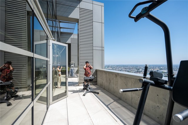 1155 South Grand Avenue, Los Angeles CA: https://media.crmls.org/medias/4dceb85c-c528-4978-b9a4-4959fb46a408.jpg