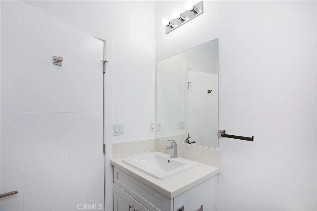 https://media.crmls.org/medias/4dcf208d-c904-4e45-8301-eef935237473.jpg?preset=X-Large