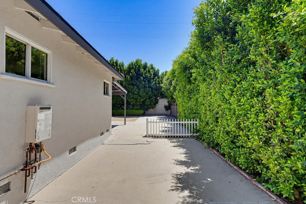 https://media.crmls.org/medias/4dcfe4e3-8e58-46cb-84f1-9d6b6fa75946.jpg?preset=X-Large