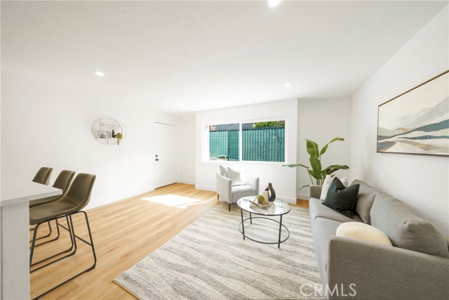Detail Gallery Image 2 of 32 For 957 S Gramercy Dr #105,  Los Angeles,  CA 90019 - 2 Beds | 2 Baths