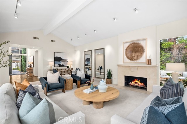 6 Rue Marseilles, Newport Beach CA: https://media.crmls.org/medias/4dd43f5b-3126-4a0c-bc87-289d8d7322c4.jpg