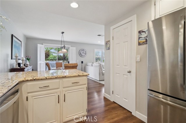 21201 Jasmines Way, Lake Forest CA: https://media.crmls.org/medias/4dd5d935-3a3b-46fd-8a54-a68122e7c01a.jpg