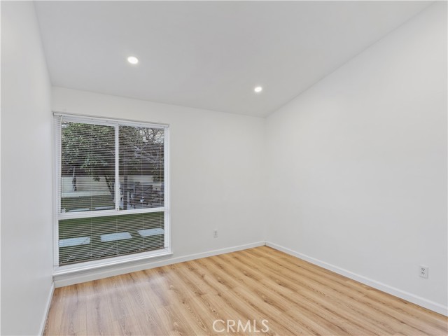 Detail Gallery Image 11 of 22 For 20324 Oxnard St, Woodland Hills,  CA 91367 - 6 Beds | 3 Baths