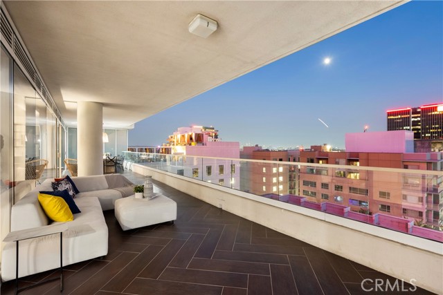 6250 Hollywood Boulevard, Los Angeles CA: https://media.crmls.org/medias/4dd6c001-6b1c-4bdb-8348-bb53fc54bbe7.jpg