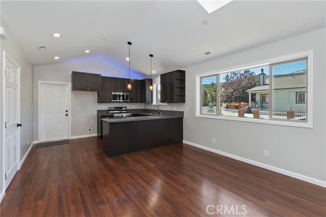 2217 Juniper Lane, Big Bear City CA: https://media.crmls.org/medias/4dd829dc-0d5d-4462-b170-02c52c7521d3.jpg