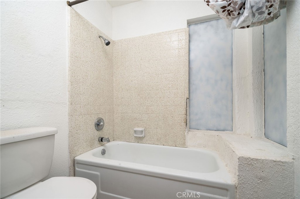 https://media.crmls.org/medias/4dd868ba-03cb-43de-bed4-2773af2f462b.jpg?preset=X-Large