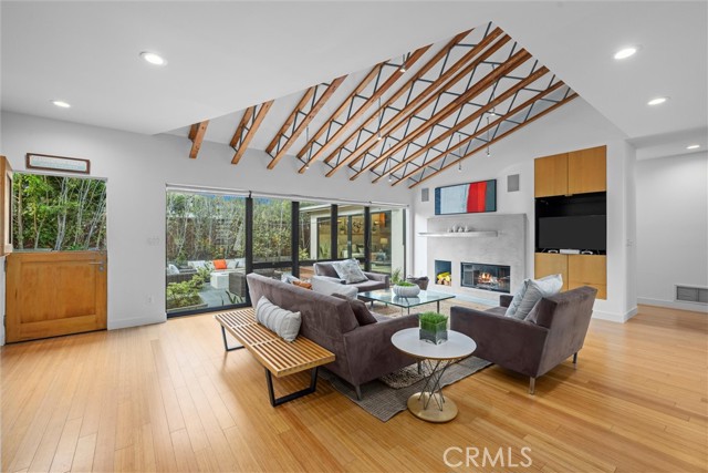Detail Gallery Image 2 of 51 For 1635 19th St, Manhattan Beach,  CA 90266 - 6 Beds | 4 Baths