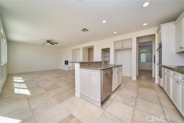 Detail Gallery Image 5 of 37 For 7 Volta Del Tintori St, Lake Elsinore,  CA 92532 - 5 Beds | 4/1 Baths