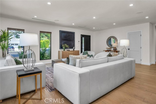 Detail Gallery Image 7 of 49 For 5110 Greenbush Ave, Sherman Oaks,  CA 91423 - 6 Beds | 6 Baths