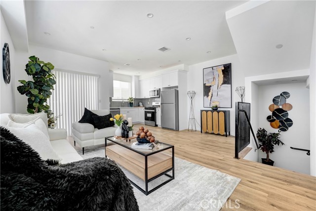 Detail Gallery Image 6 of 16 For 6752 Vanowen Ave, North Hollywood,  CA 91605 - 4 Beds | 3/1 Baths