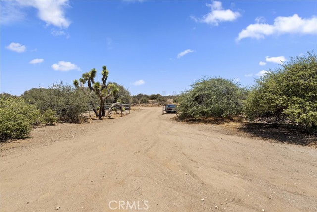 8328 Chateau Road, Phelan CA: https://media.crmls.org/medias/4de269d8-88d6-43a8-9076-6942c83ba16d.jpg
