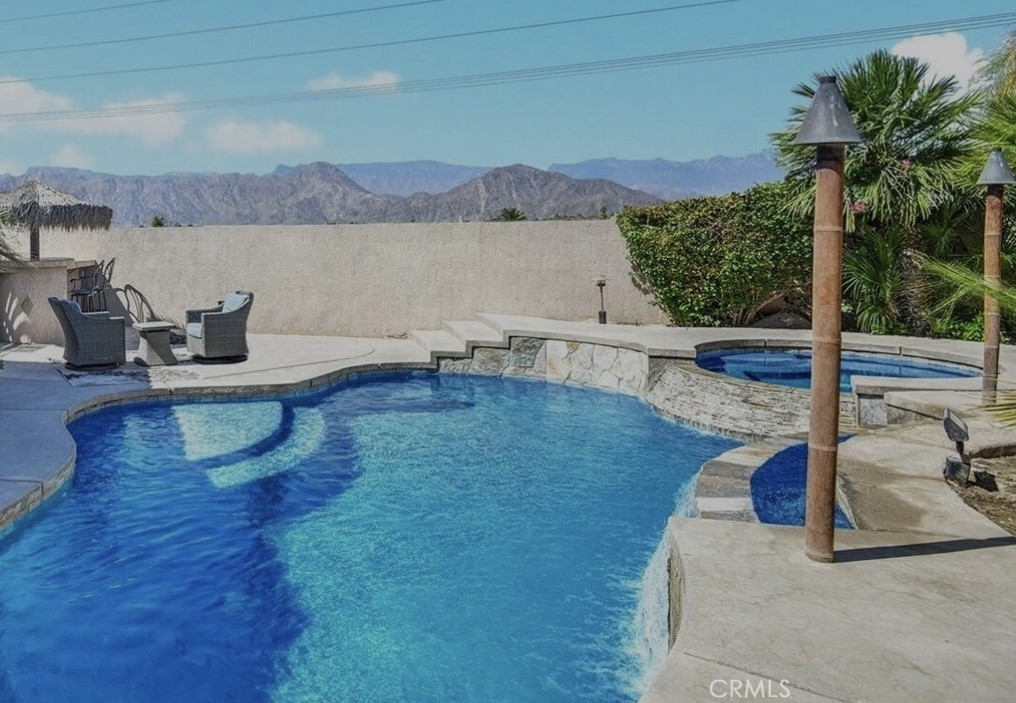 81258 Avenida Esmeralda