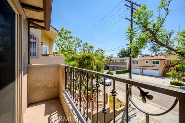 345 W Loraine Street, Glendale CA: https://media.crmls.org/medias/4de42448-72bf-4644-81cd-be3d1ffb53e4.jpg
