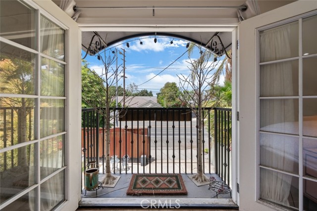 13936 Magnolia Boulevard, Sherman Oaks CA: https://media.crmls.org/medias/4dea0cc7-a268-46d0-9b55-83ddaeafa40e.jpg