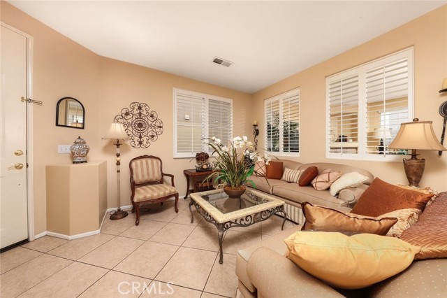 Detail Gallery Image 4 of 21 For 27635 Elkwood Ln, Castaic,  CA 91384 - 4 Beds | 2/1 Baths