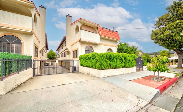 215 N Maple Avenue, Montebello CA: https://media.crmls.org/medias/4deac4a0-e58d-439a-91a3-28b682d4d2e7.jpg