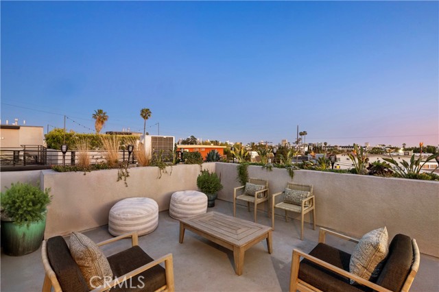 922 N Ridgewood Pl, Los Angeles CA: https://media.crmls.org/medias/4dec2902-af87-436d-b956-463a13d02947.jpg