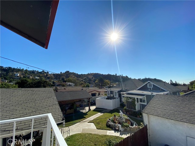 219 E Avenue 39 Los Angeles, California Mountain views! Spacious and Recently Updated 2 bedroom 1 bath apartment (Duplex) located in desirable NELA neighborhood, right between Highland Park, Mt. Washington, Montecito Heights, and Lincoln Heights. Updated kitchen with quartz countertops, new sink, range hood, flooring, paint, and fixtures. Comes with washer/dryer hookups inside of unit. Comes with 2 parking spaces. Close to 110 Pasadena freeway, 5 freeway, Approximately 5 miles from DTLA & approximately 4.8 miles from South Pasadena.