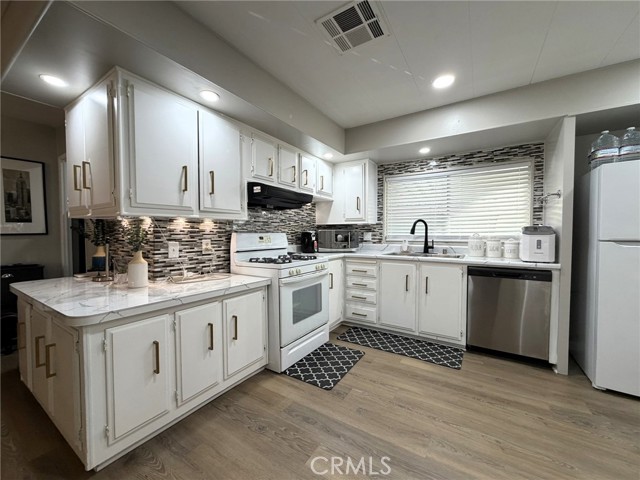 Detail Gallery Image 12 of 36 For 26082 Seaforthia Palm, Homeland,  CA 92548 - 2 Beds | 2 Baths