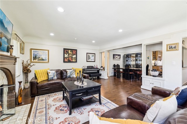 Detail Gallery Image 10 of 58 For 13621 Erwin St, Van Nuys,  CA 91401 - 4 Beds | 3 Baths