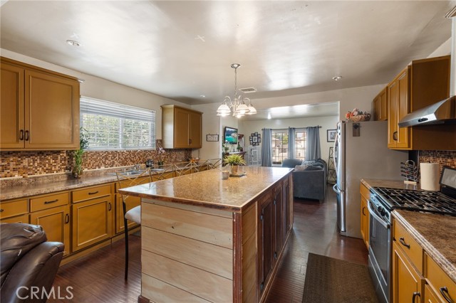 8054 Rhodes Avenue, North Hollywood CA: https://media.crmls.org/medias/4df32617-8d94-48c8-b078-7936f03f1273.jpg