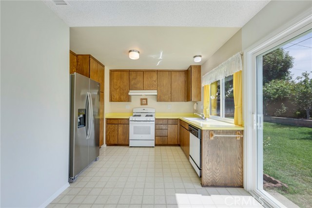 Detail Gallery Image 9 of 32 For 2310 E Chestnut Ave, Orange,  CA 92867 - 3 Beds | 2 Baths