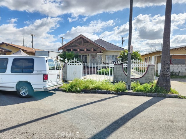 Detail Gallery Image 1 of 3 For 5842 Denver Ave, Los Angeles,  CA 90044 - 2 Beds | 1 Baths